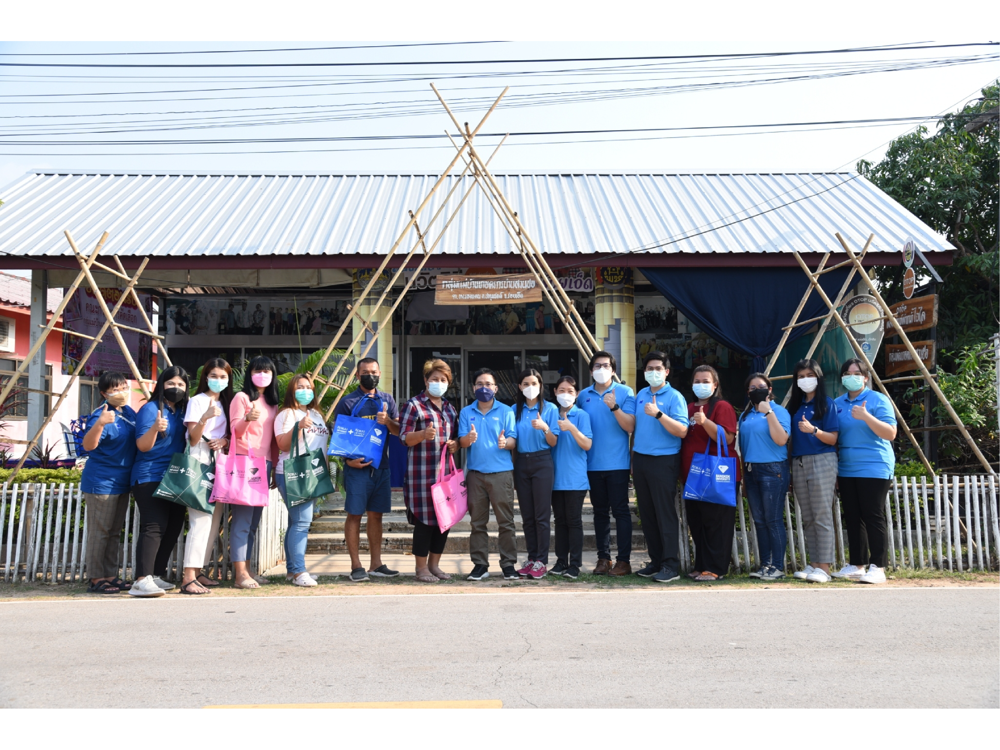 โครงการผ้าขาวม้าท้องถิ่นหัตถศิลป์ไทย ร่วมกับ eisa นำนักศึกษา ม.กรุงเทพ ลงพื้นที่กลุ่มพัฒนาสตรีทอผ้าบ้านสวนปอ &ldquo;ไฉไล&rdquo; จ.ร้อยเอ็ด